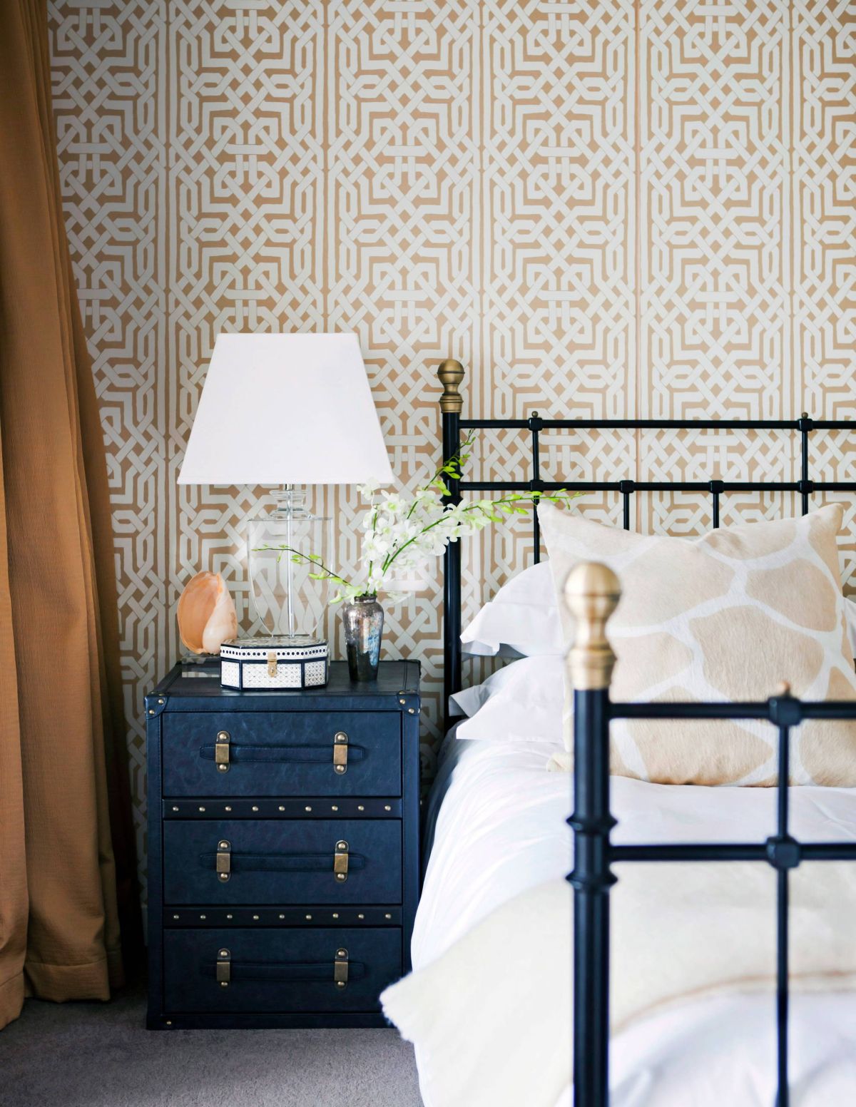 15 Inspiring Wallpapered Bedrooms-11