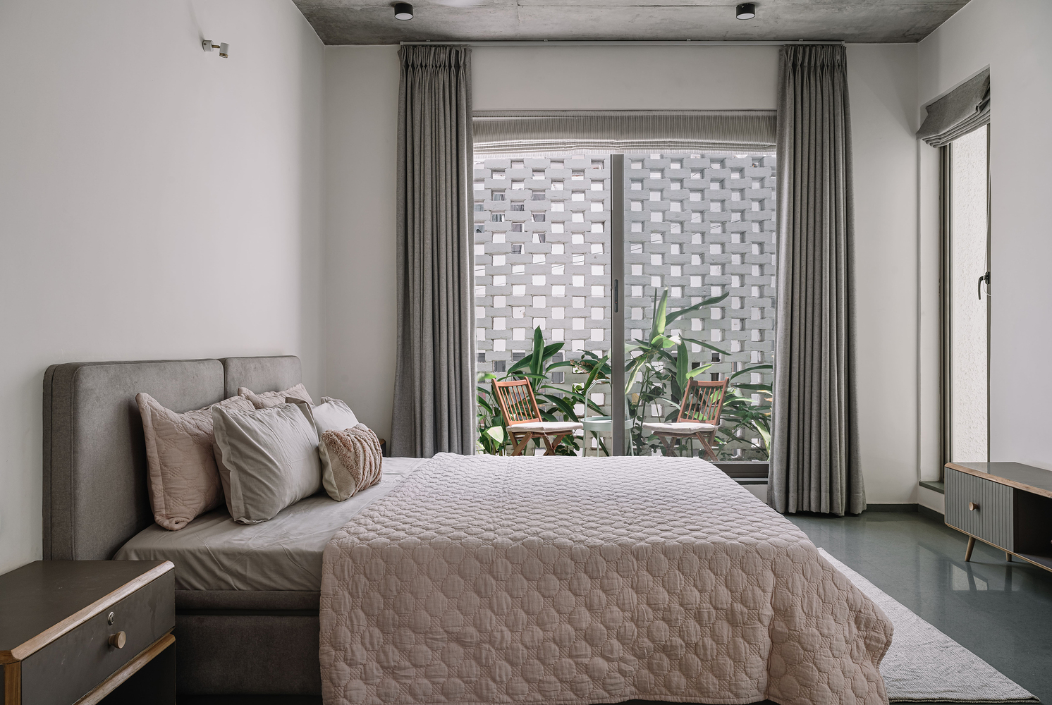 白色漂白之家 | 印度 Parvat Patiya 地区的现代简约住宅设计-11