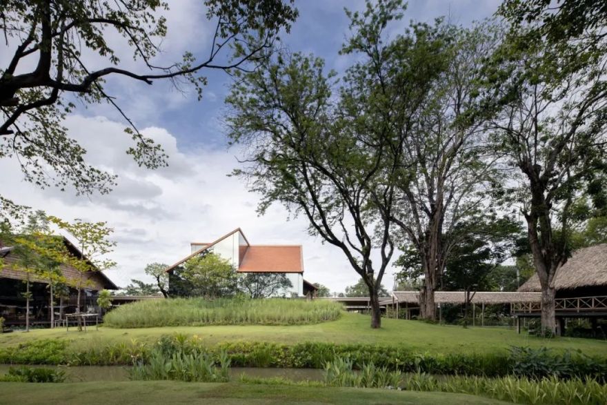 泰国乡村新咖啡馆 | 玻璃与木瓦的生态融合-23