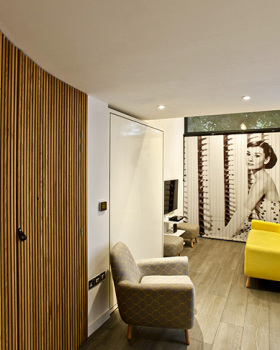 马车房；教练房（具体需根据语境确定，一般马车房较常见） 丨RRA Architects