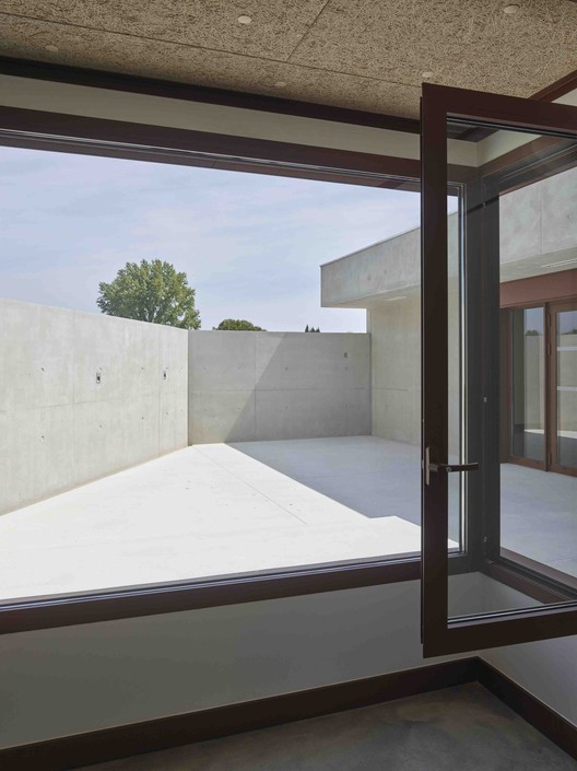 青年中心 Zakarian | 混凝土与自然的共生-33