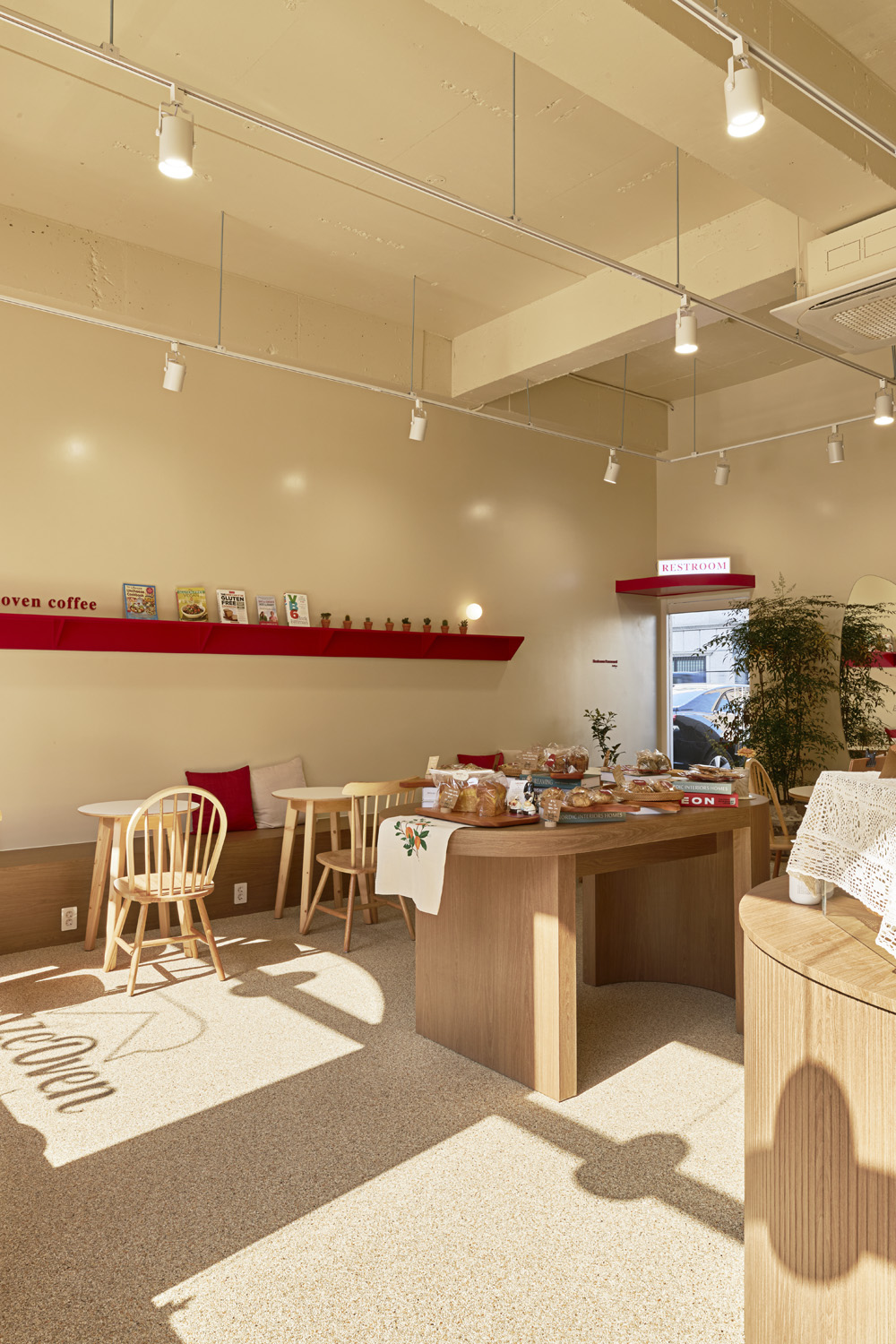 魅力无限的白色木纹 | 莱兹奥凡的 22 平米小型咖啡厅设计-19