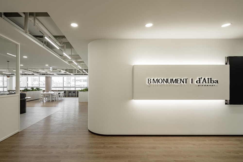 白色与木色，打造 250 平米高级办公空间-2