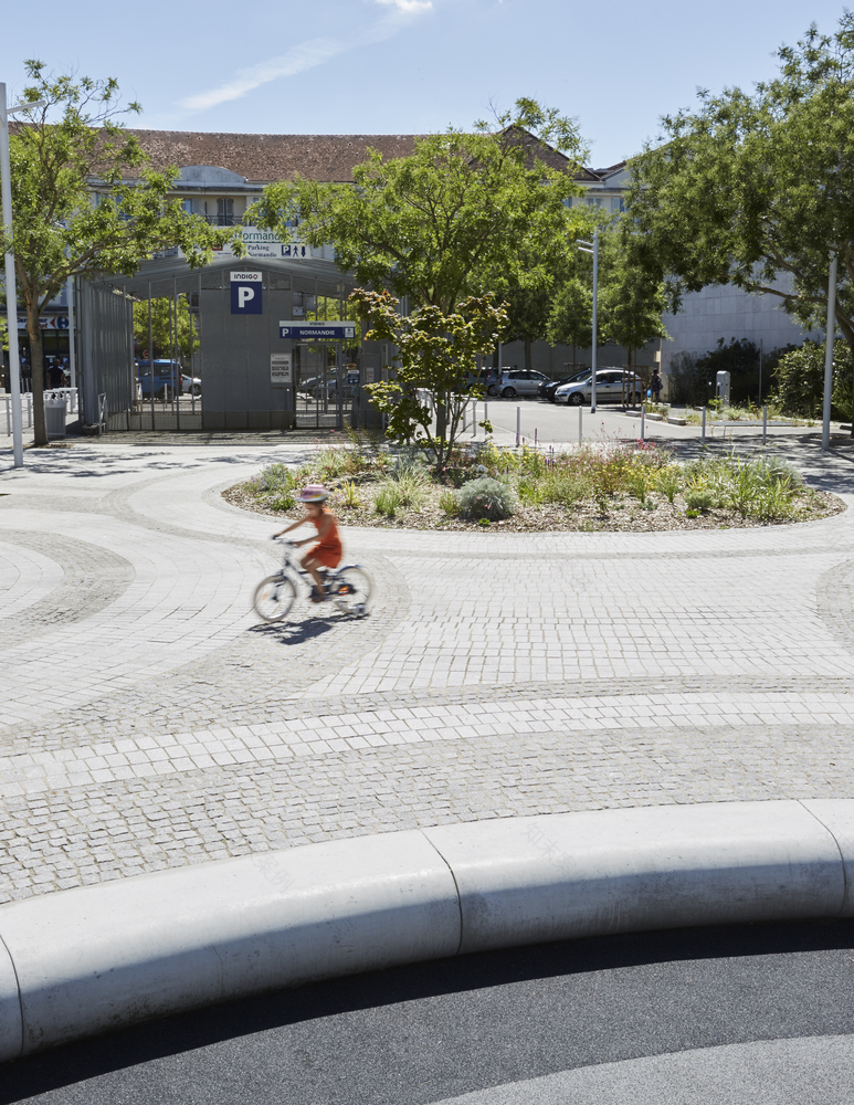 法国 Mantes-la-Jolie 市 Henri Dunant 广场改造,实现行人友好与城市融合-25