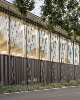 Public Swimming Pool Großfeldsiedlung / Illiz Architektur