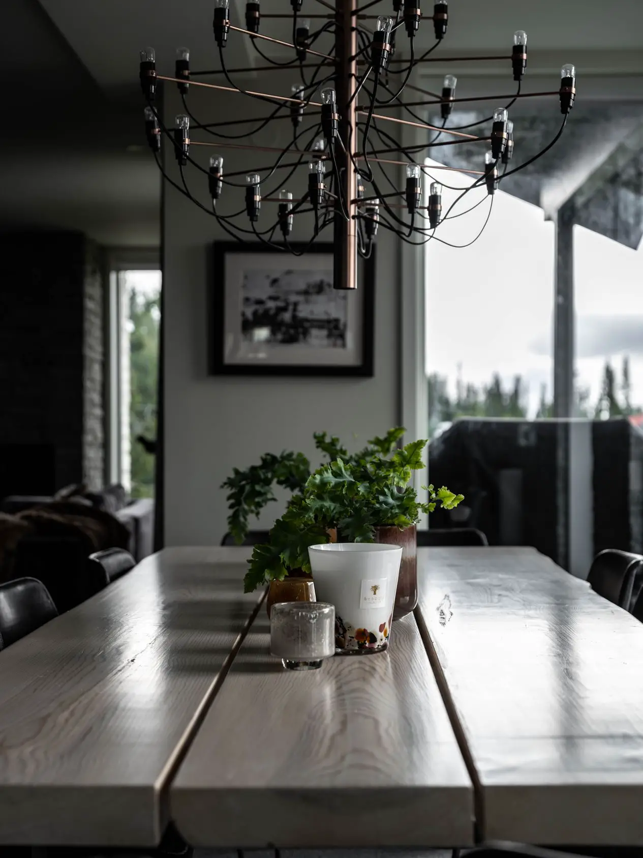 瑞典高山现代暗色调住宅设计-8