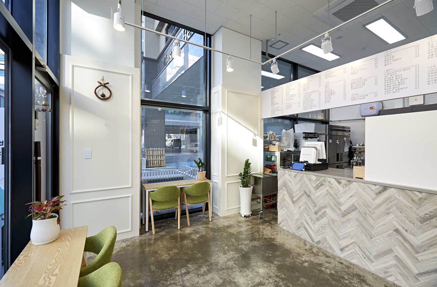 简约白调 9 坪咖啡馆 展现空间魅力-5