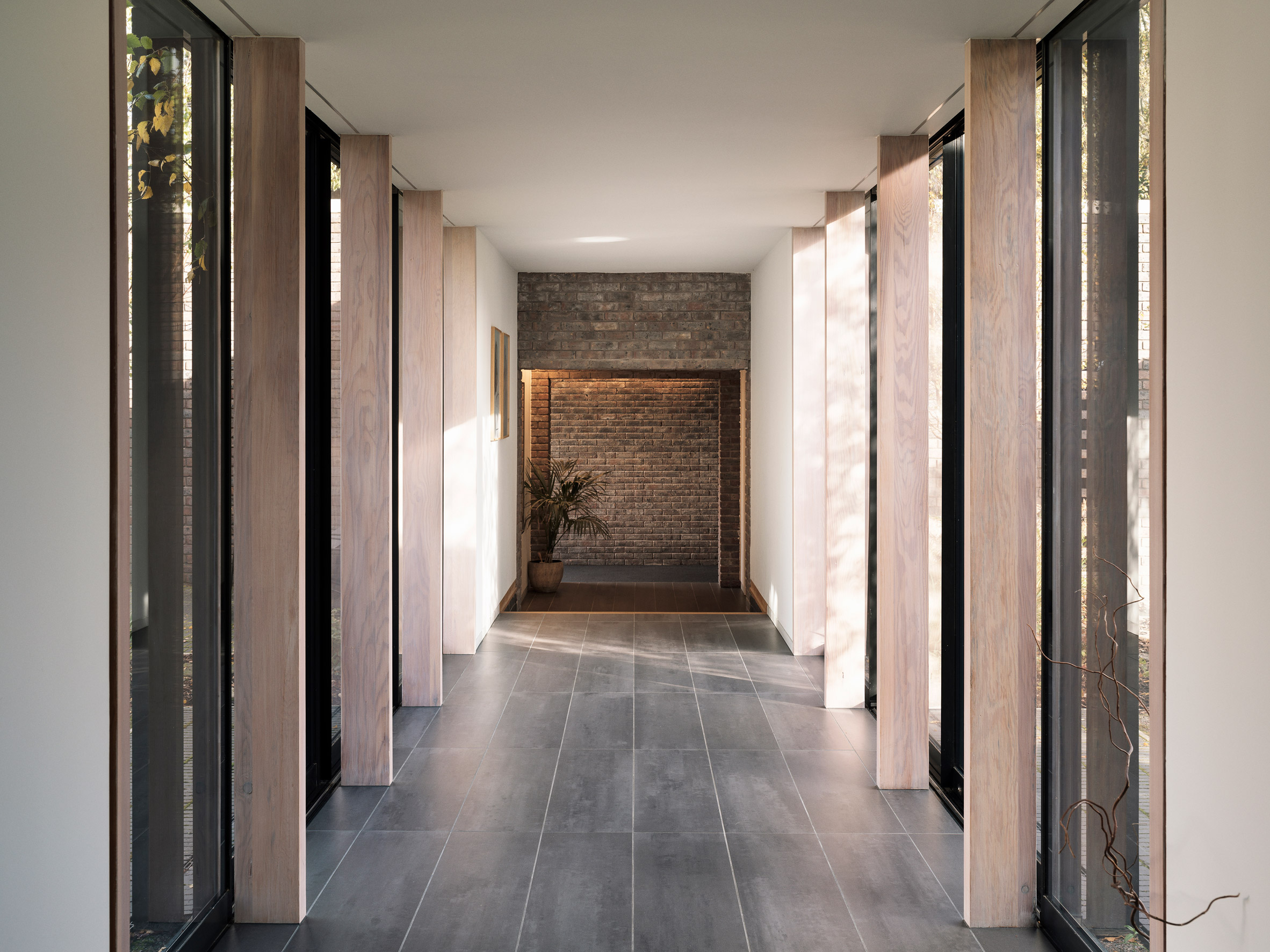 英国 Blee Halligan 建筑事务所打造“Derwent Valley Villa” | 室内外和谐共生,绿意盎然-21