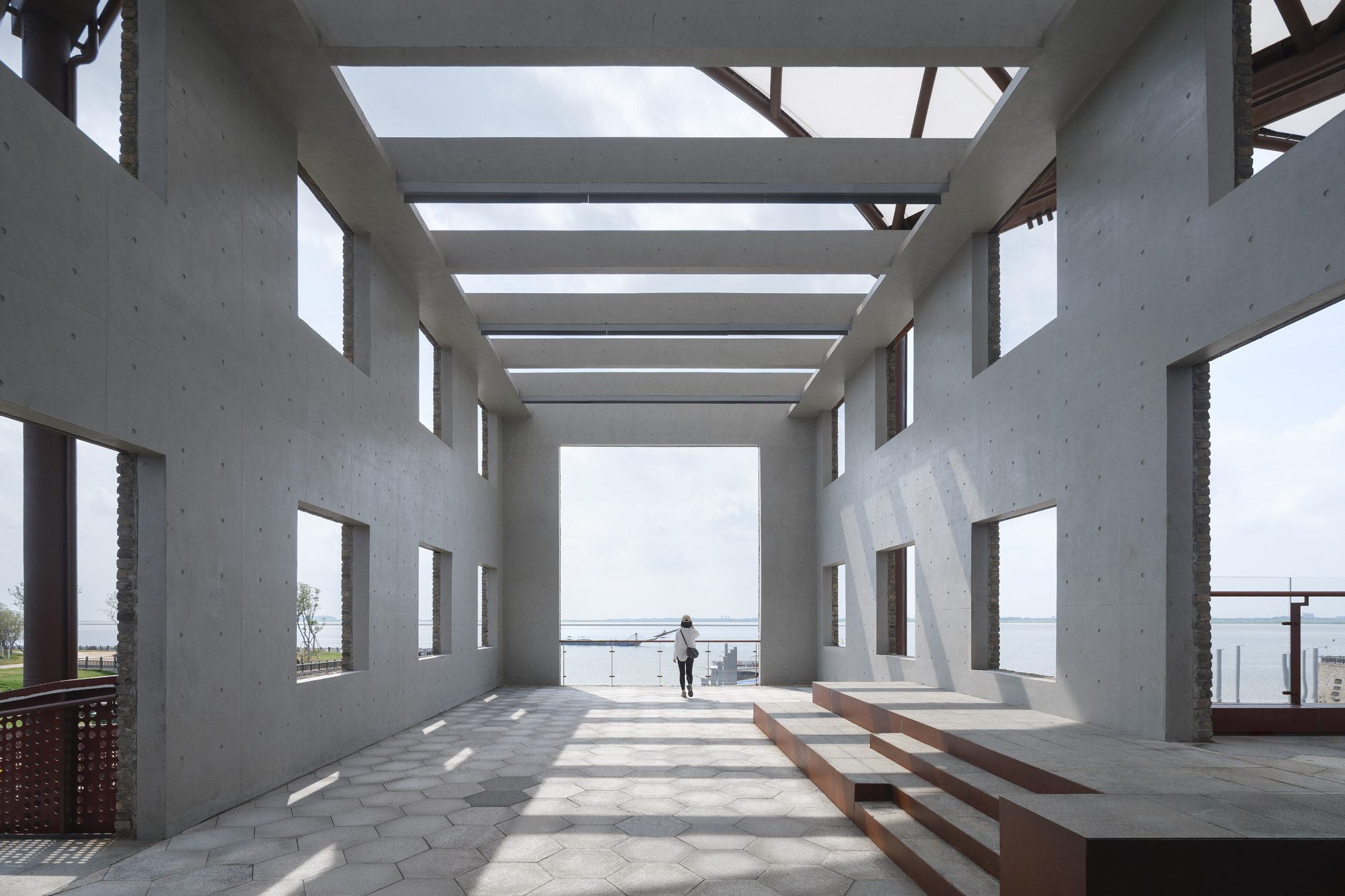 Yueyang Hualinggang Pier Tourist Center / WANG HUI | URBANUS-23