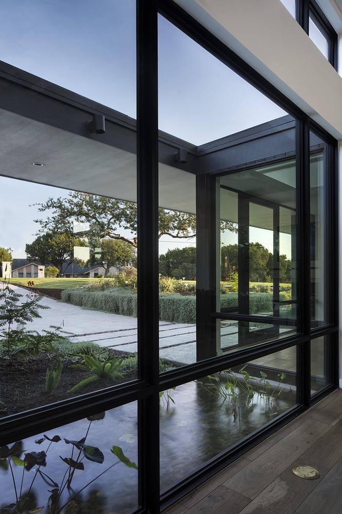 德州起伏山丘上的绿色现代豪华住宅-28