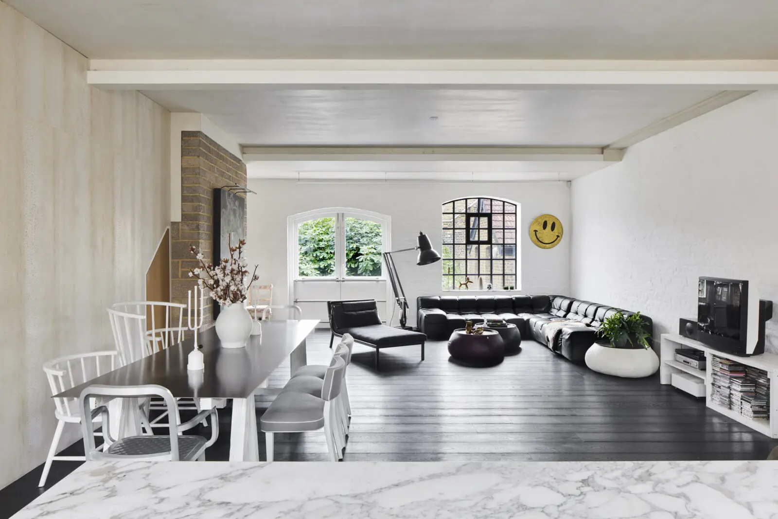 伦敦白砖 Loft 住宅 | 极简黑白设计与开放空间-1