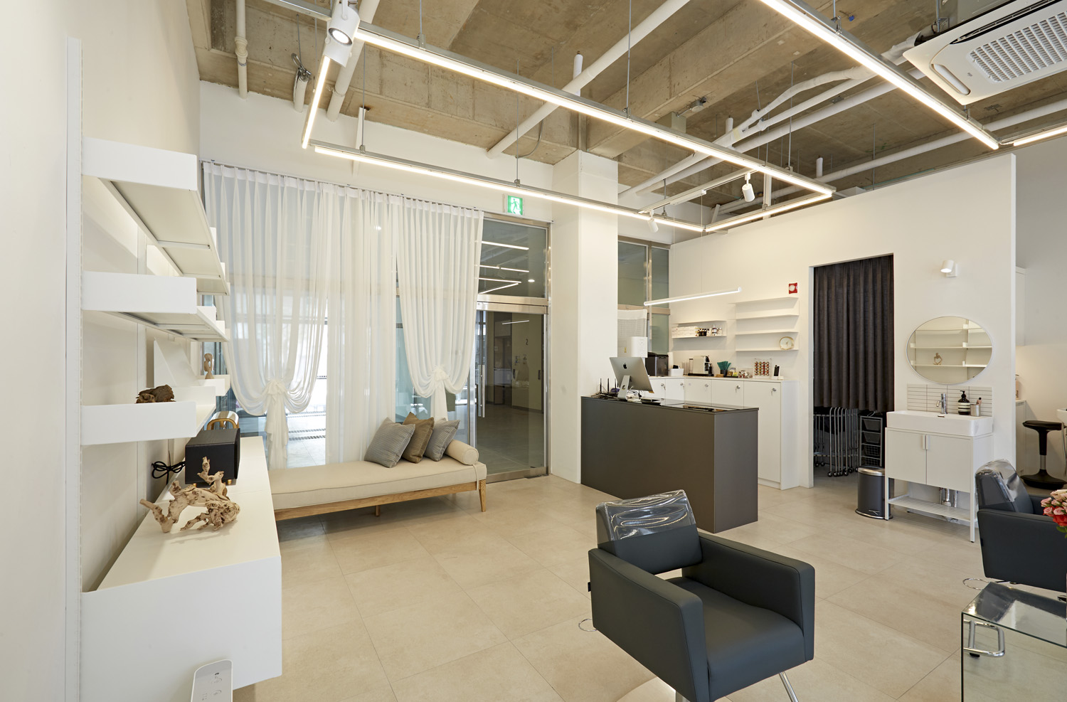 20 平米美妆店的现代风格设计-4