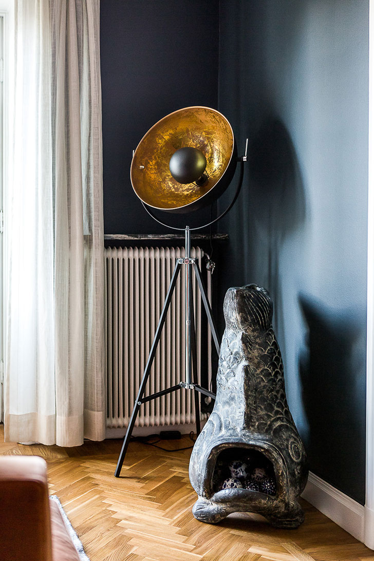 斯德哥尔摩黑色公寓里的活力花卉墙纸-10