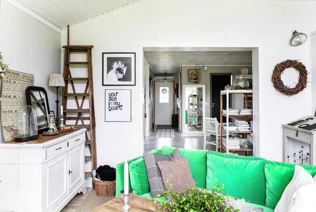 瑞典红屋 | 活力绿沙发点亮乡村时尚家居-14