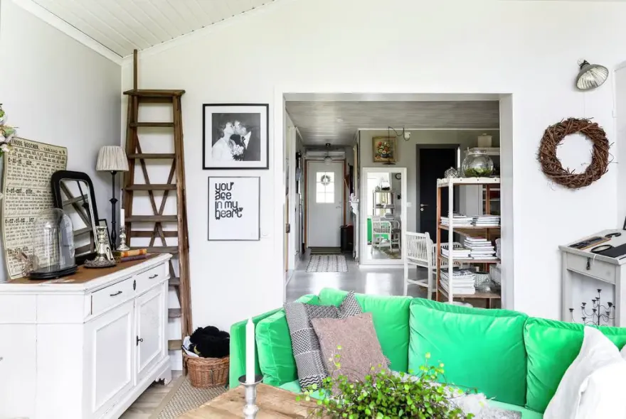 瑞典红屋 | 活力绿沙发点亮乡村时尚家居-14