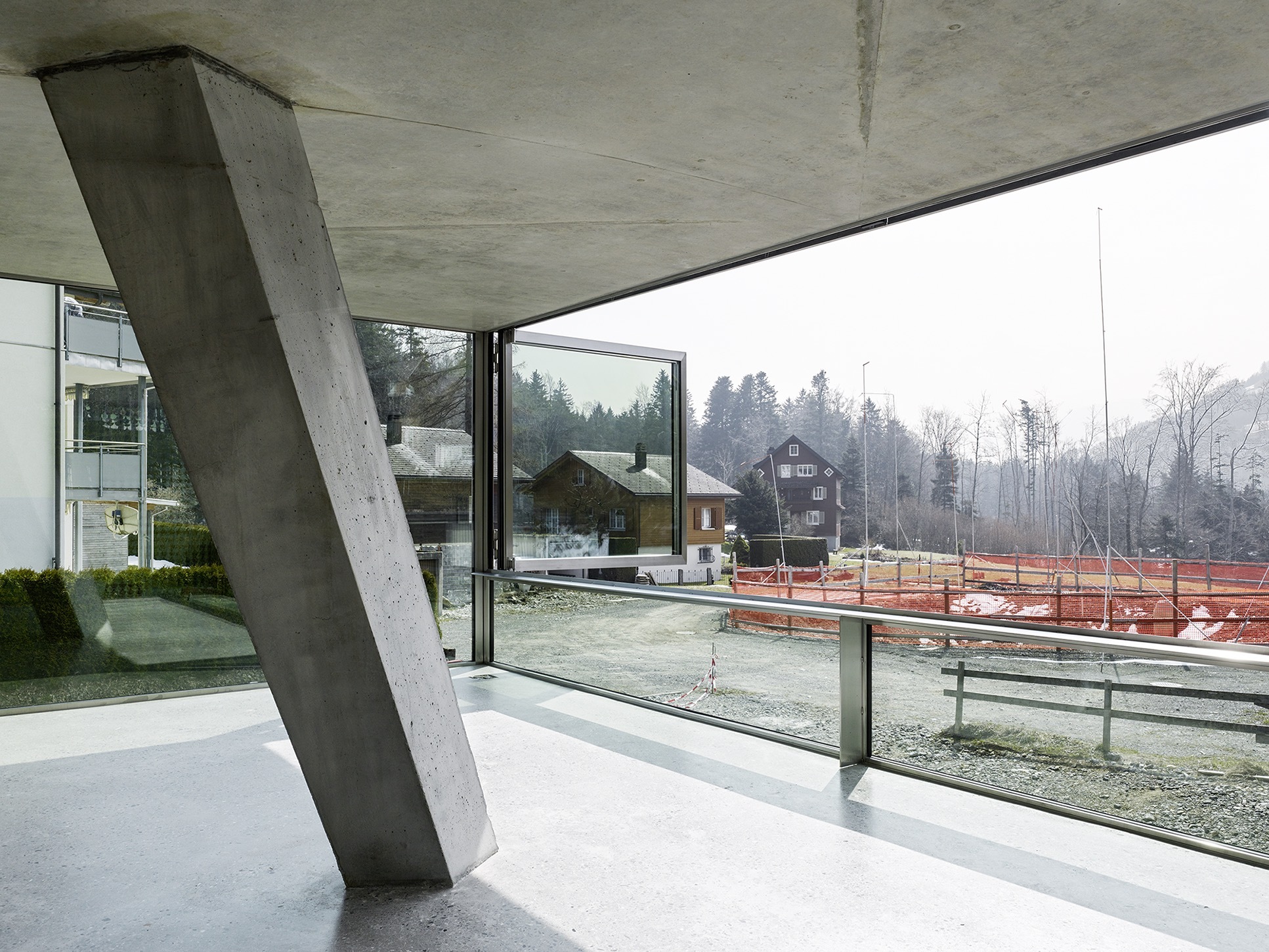 瑞士 Seelisberg 别墅 · 半柱之家的空间创新-6