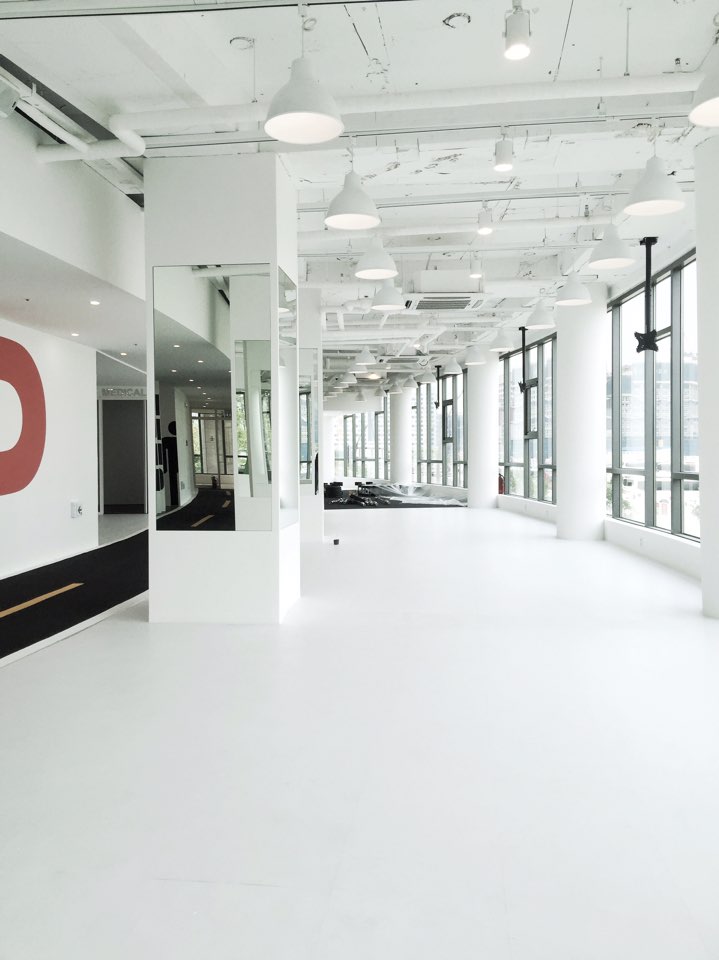 简约时尚的白钢健身房-11