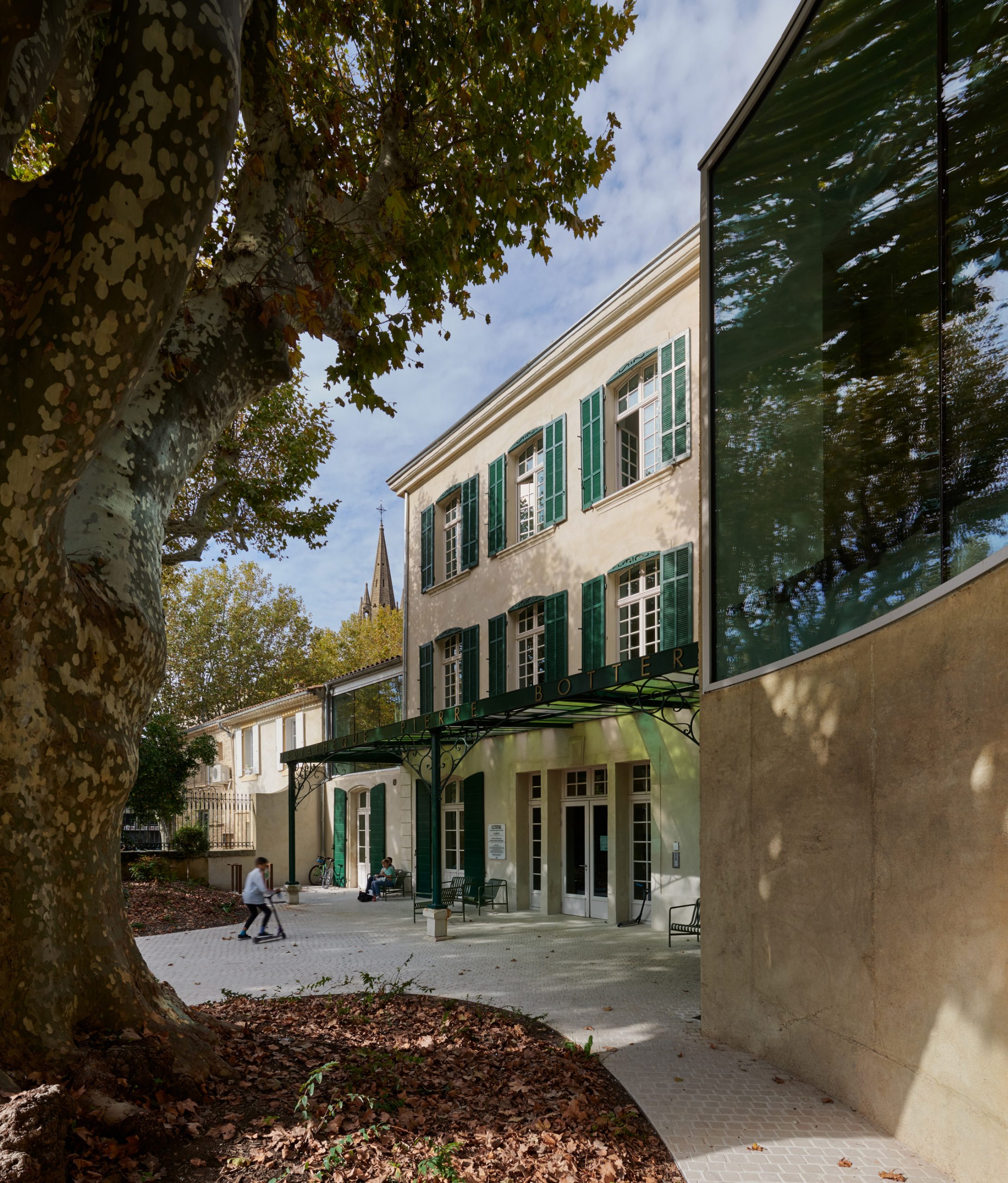 法国庄园图书馆 | 曲面玻璃嵌入历史建筑-4