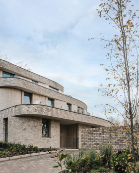Strawberry Close Town Centre Apartments / OB Architecture