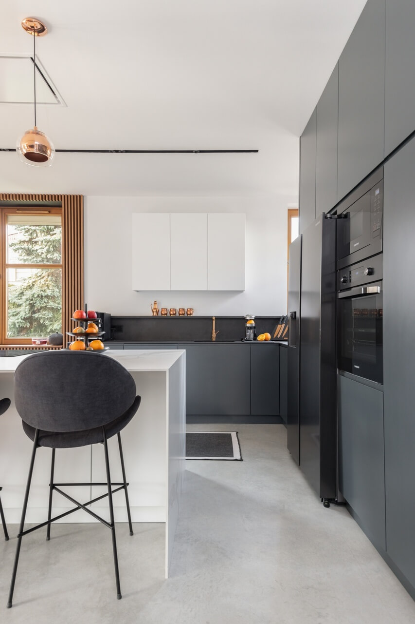 Eklektyczne wnętrza willi w podwarszawskim Konstancinie - projekt nieruchomości z rynku wtórnego - PLN Design-1