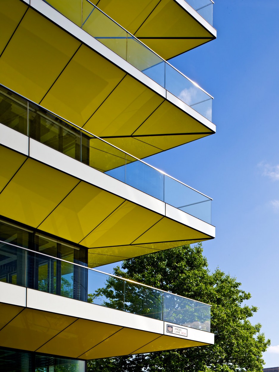 河岸别墅；河滨住宅；河畔公馆（三个根据不同情境从通用语境考虑比较常用的表达，可按需选择其一 ）

注：最好能提供完整语境，以便输出最贴切唯一的翻译如果在建筑行业领域，河岸府邸相对更适合；如果是住宅介绍，河岸别墅会较合适；若作为酒店之类的名称，河滨酒店也有可能个人倾向按住宅常见角度用河岸别墅 丨英国伦敦丨David Walker Architects-30