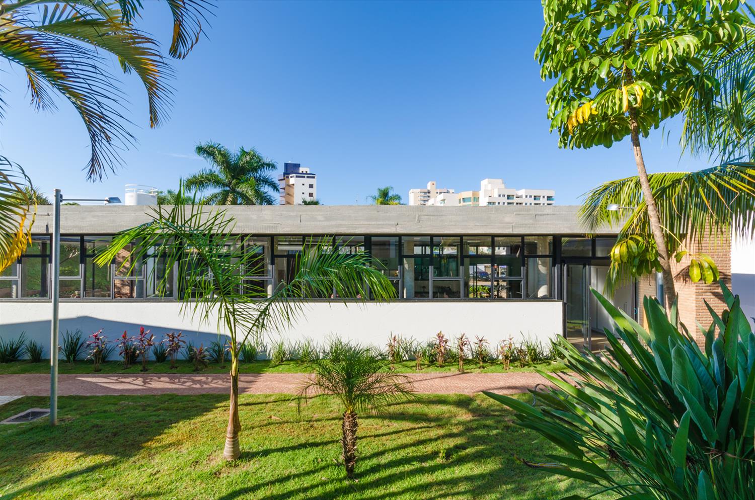 Clube de Mães · 简约现代的环保艺术建筑-1