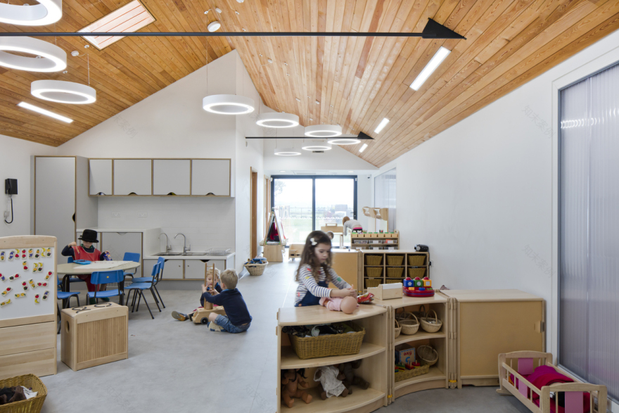 草地上的托儿所,英国 / MailenDesign-66