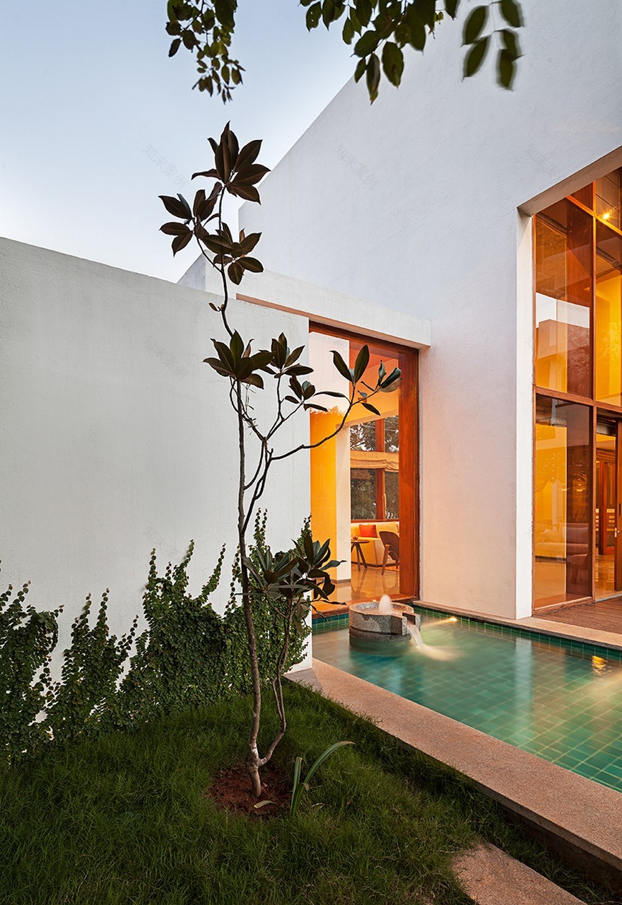 This Bangalore House Featuring Mid-Century Classics Furniture and Contemporary Art-34