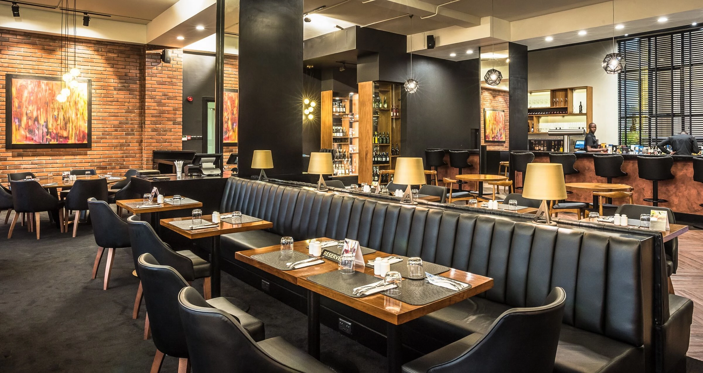 纽约风格餐厅设计，展现红砖、皮革与黑白的魅力-33