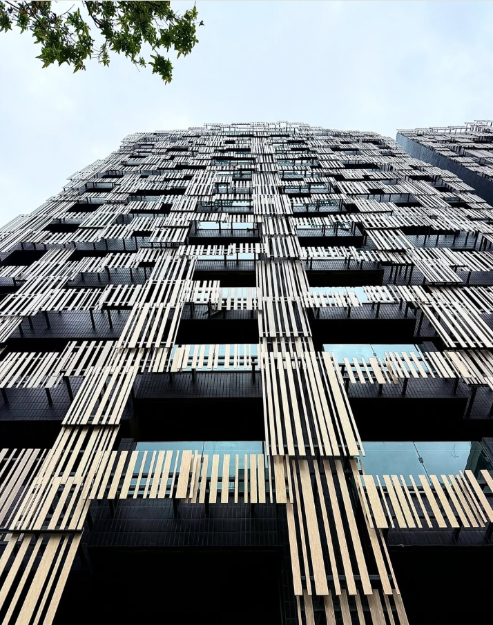 隈研吾的个人账号评论区沦陷了？因为他设计了一座酷似订书针的大楼？-13