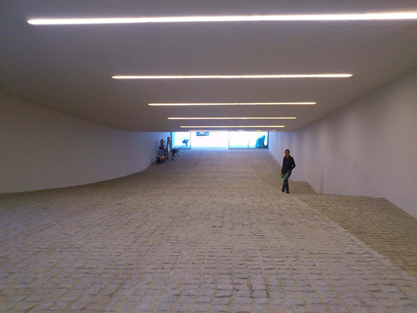 带屋顶高尔夫球场和长车库的房子丨波兰丨KWK Promes-14