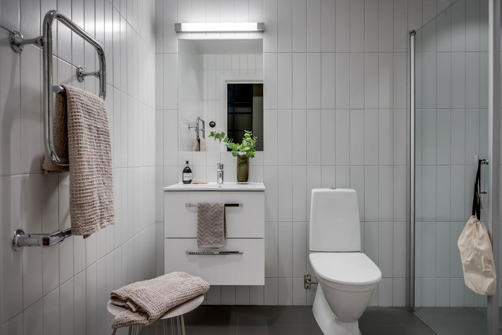 瑞典 75 平米公寓的黑暗墙面与有趣分区设计-13