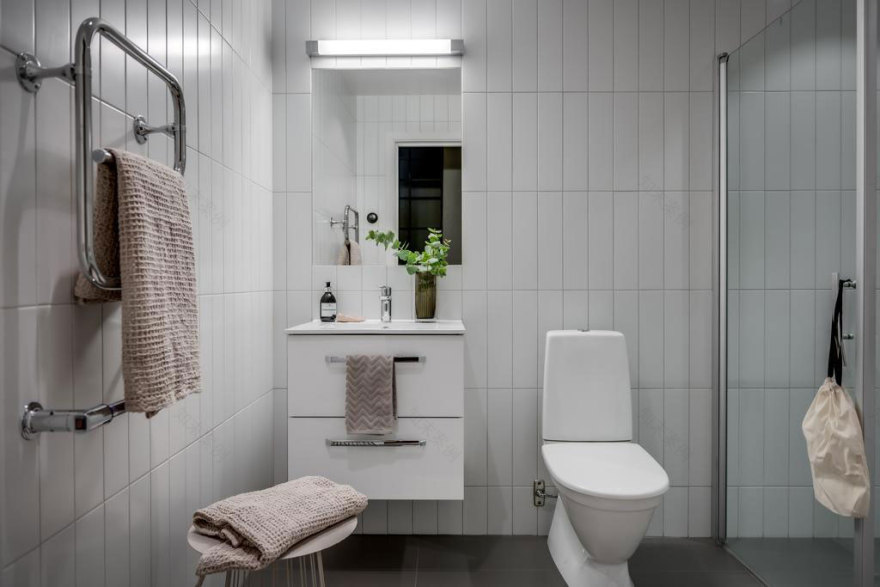 瑞典 75 平米公寓的黑暗墙面与有趣分区设计-13