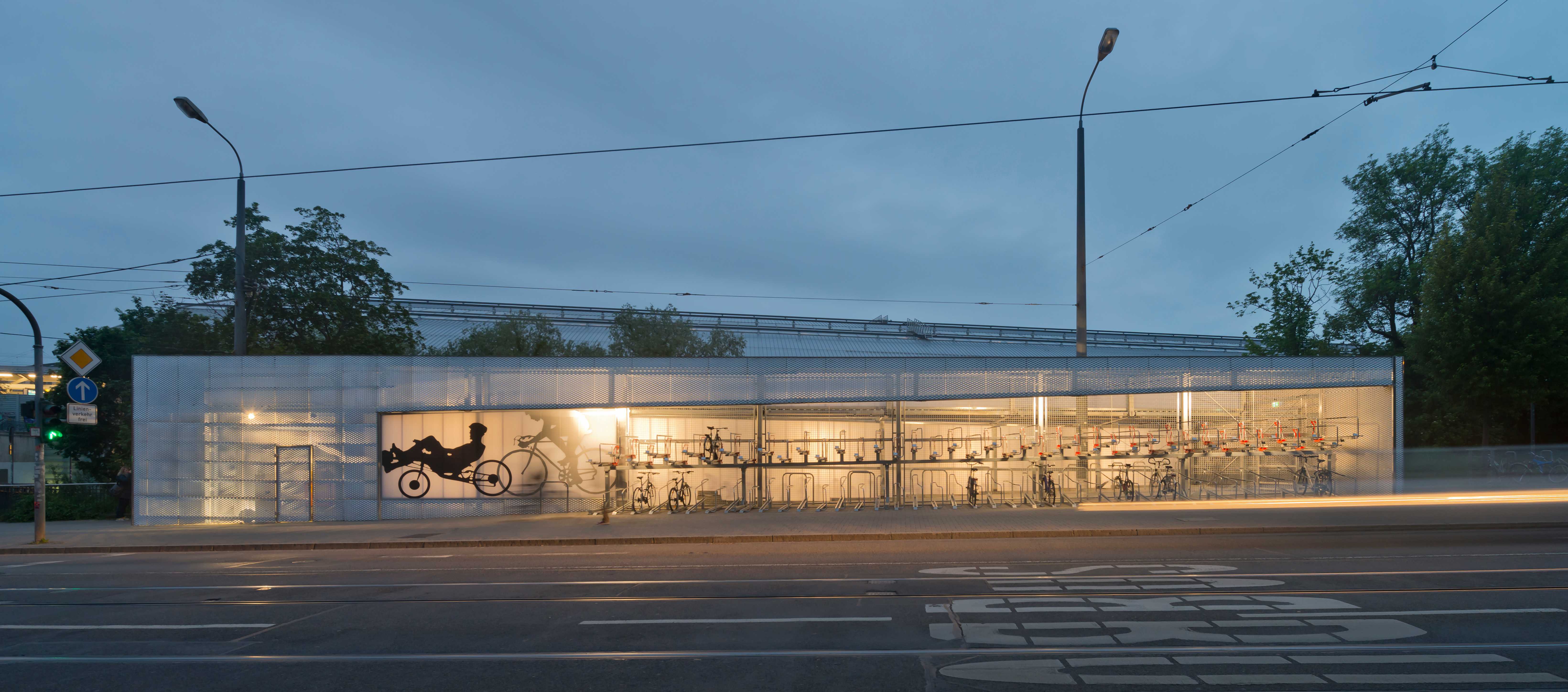 埃弗特冰站自行车停车场-15