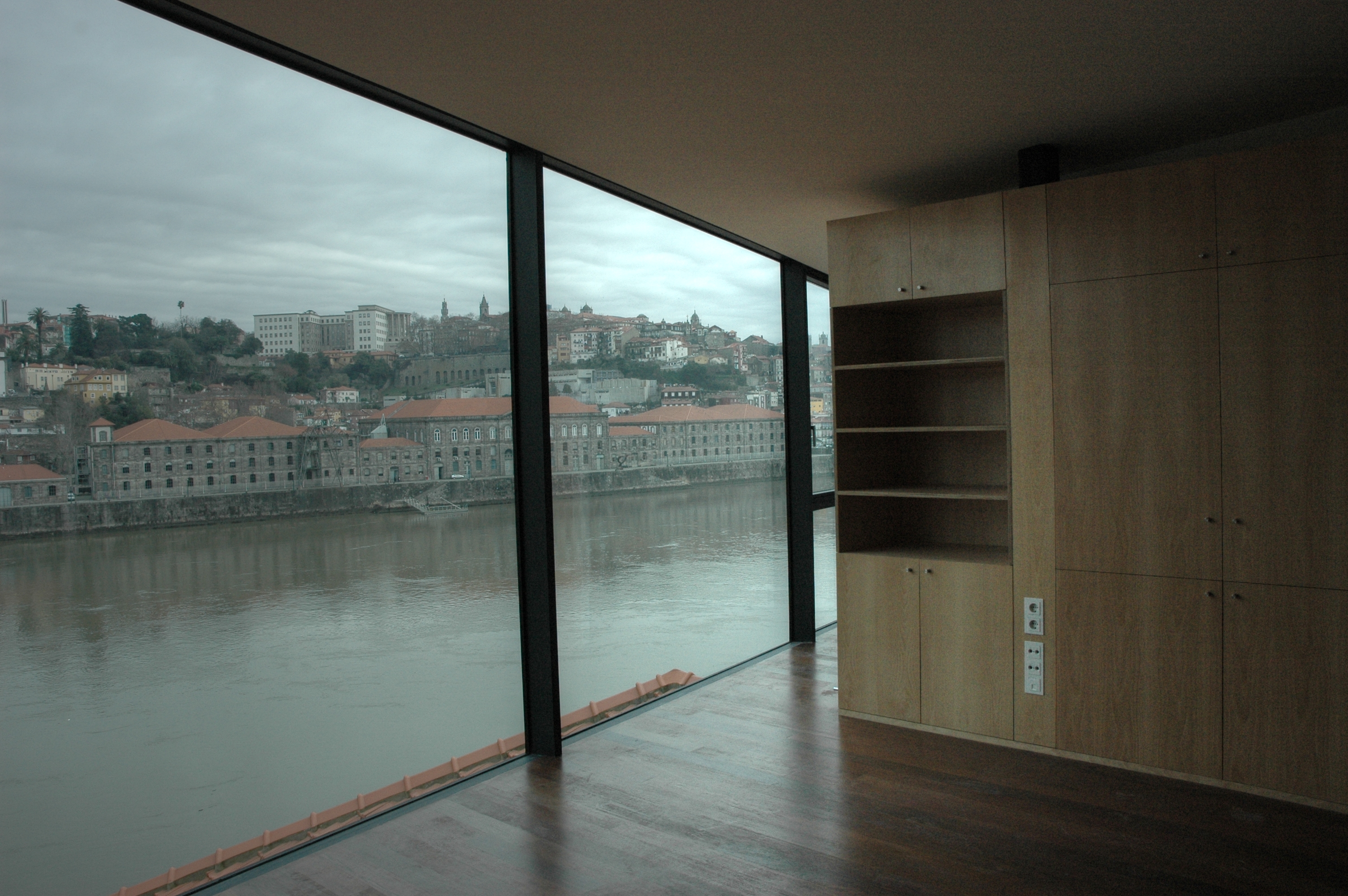 波尔图河畔的复古建筑重生-32