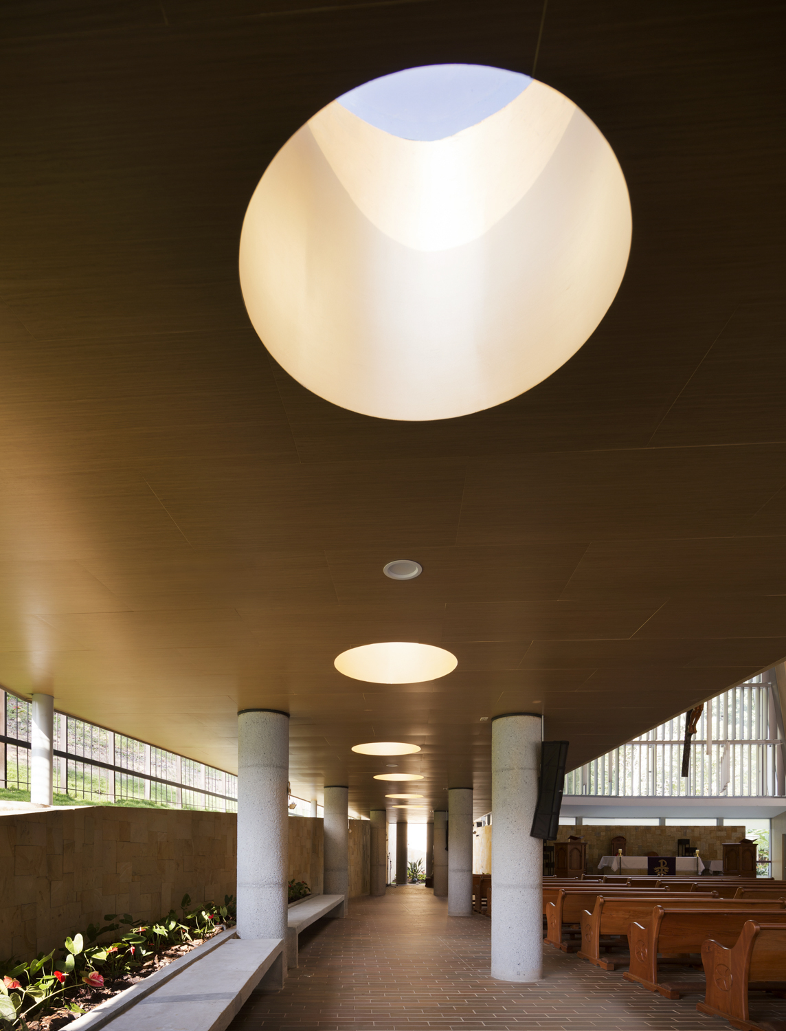 折叠屋顶下的绿意教堂-28