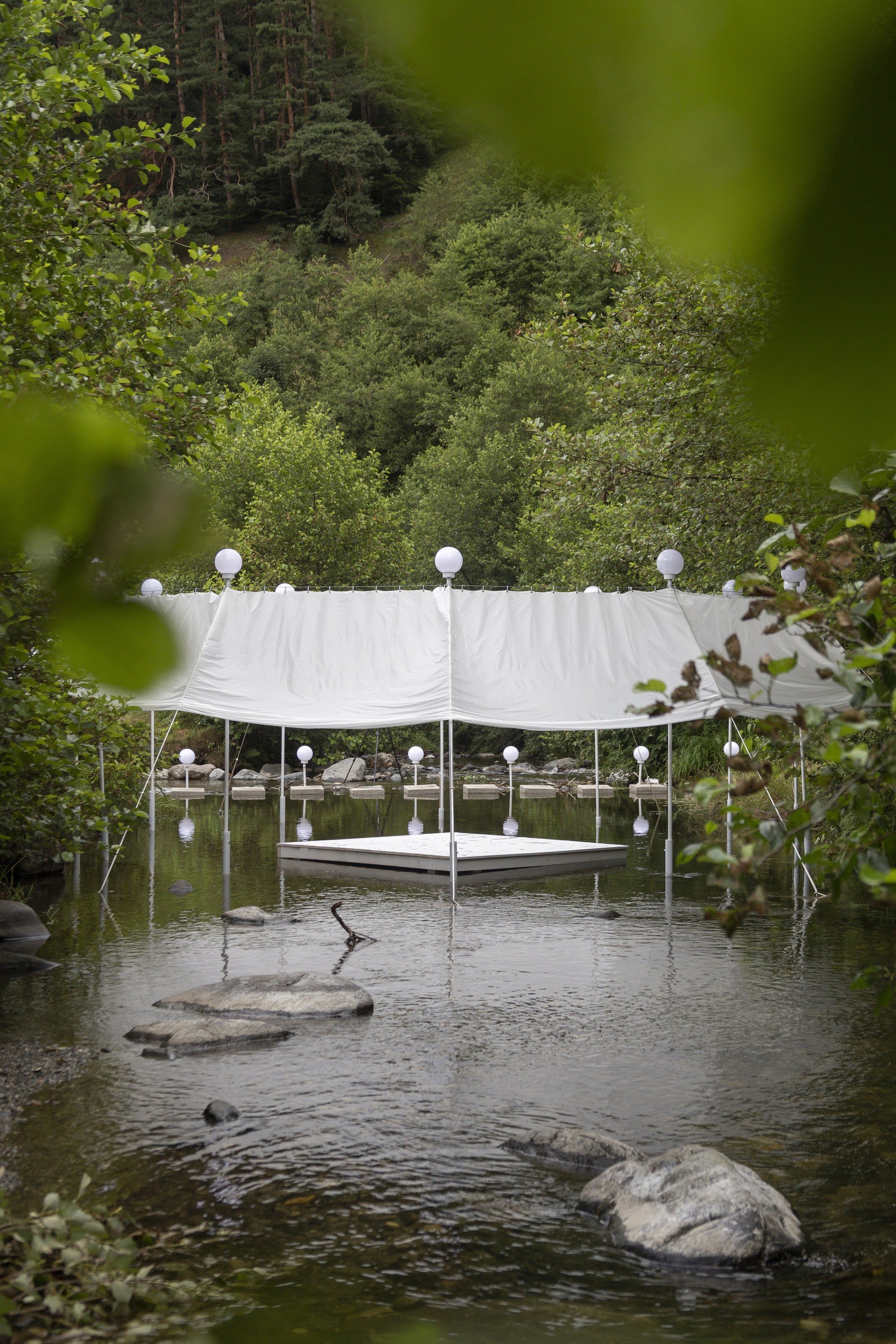 Temporary Installation at a Mountain River / atelier VRAC-32
