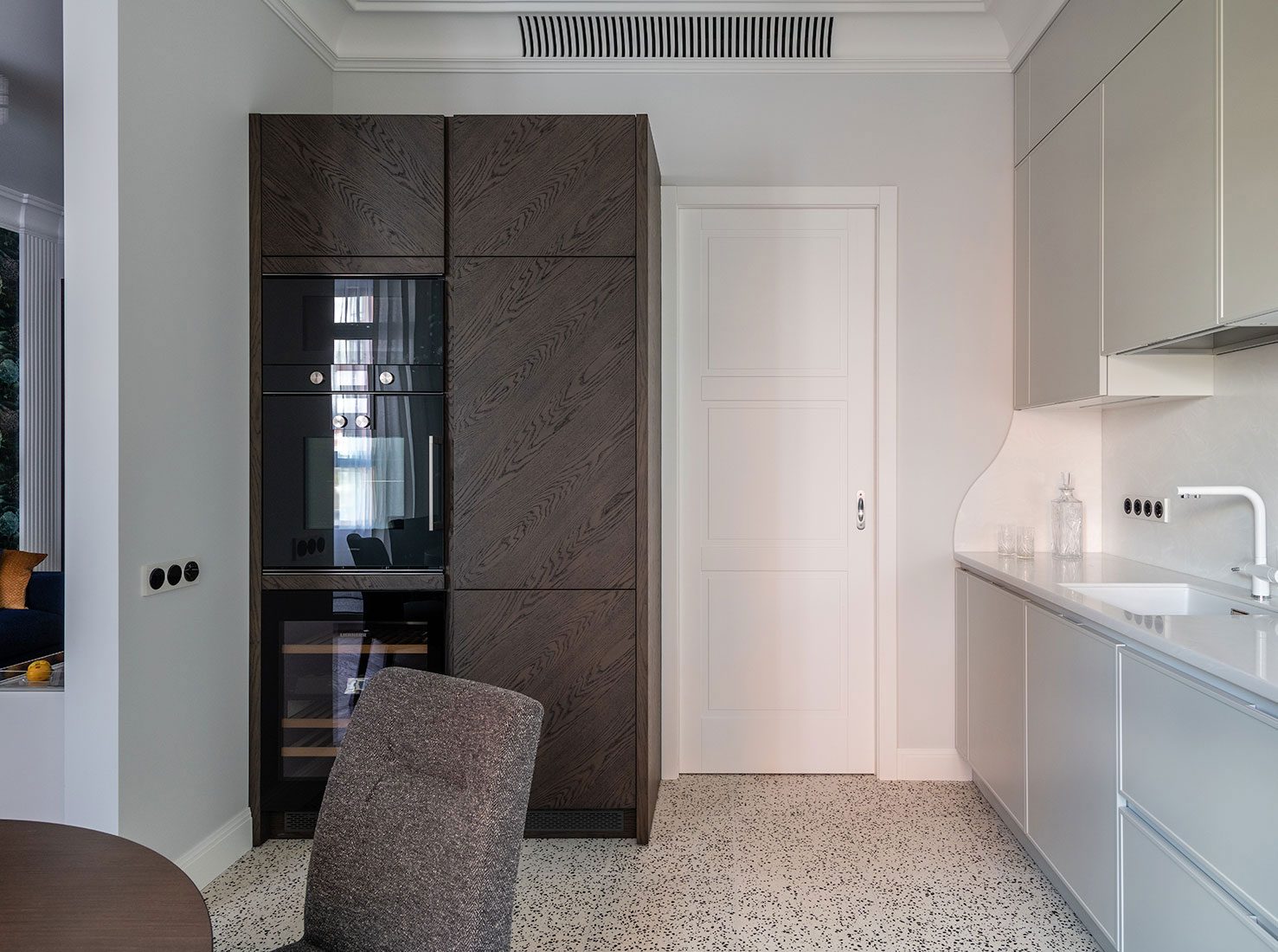 莫斯科现代经典公寓，大胆花墙纸成亮点-9