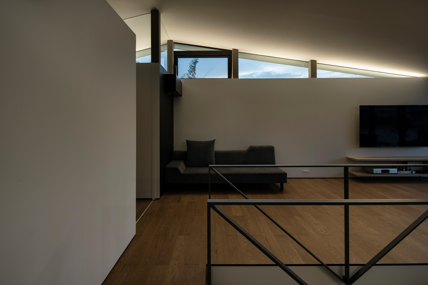 山形坡地上的雅致居所——山本洋平设计的三功能屋顶-20