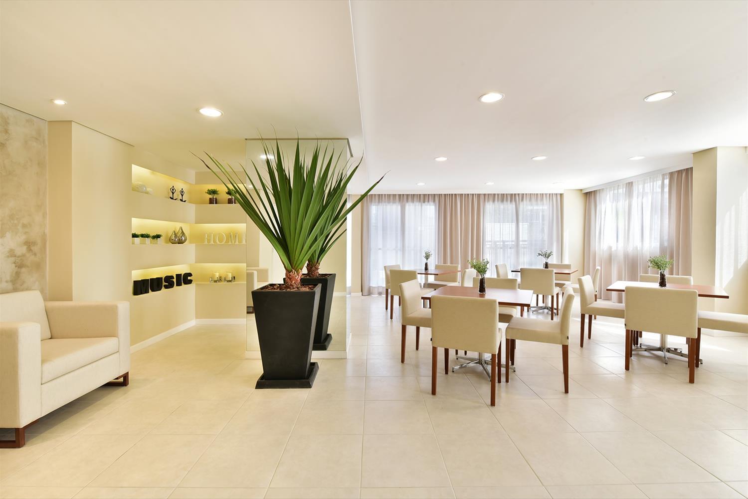 巴西住宅设计，绿色涂料墙凸显儿童趣味空间-2