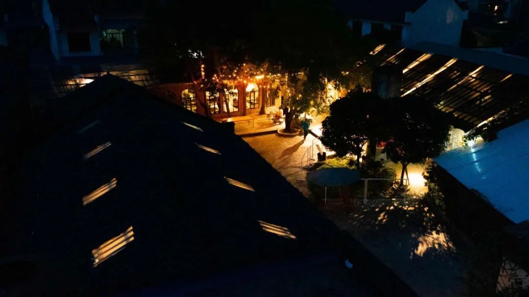 11 个陌生人同居 3 年,私生活首次曝光 | 看似佛系,实则野心勃勃-227