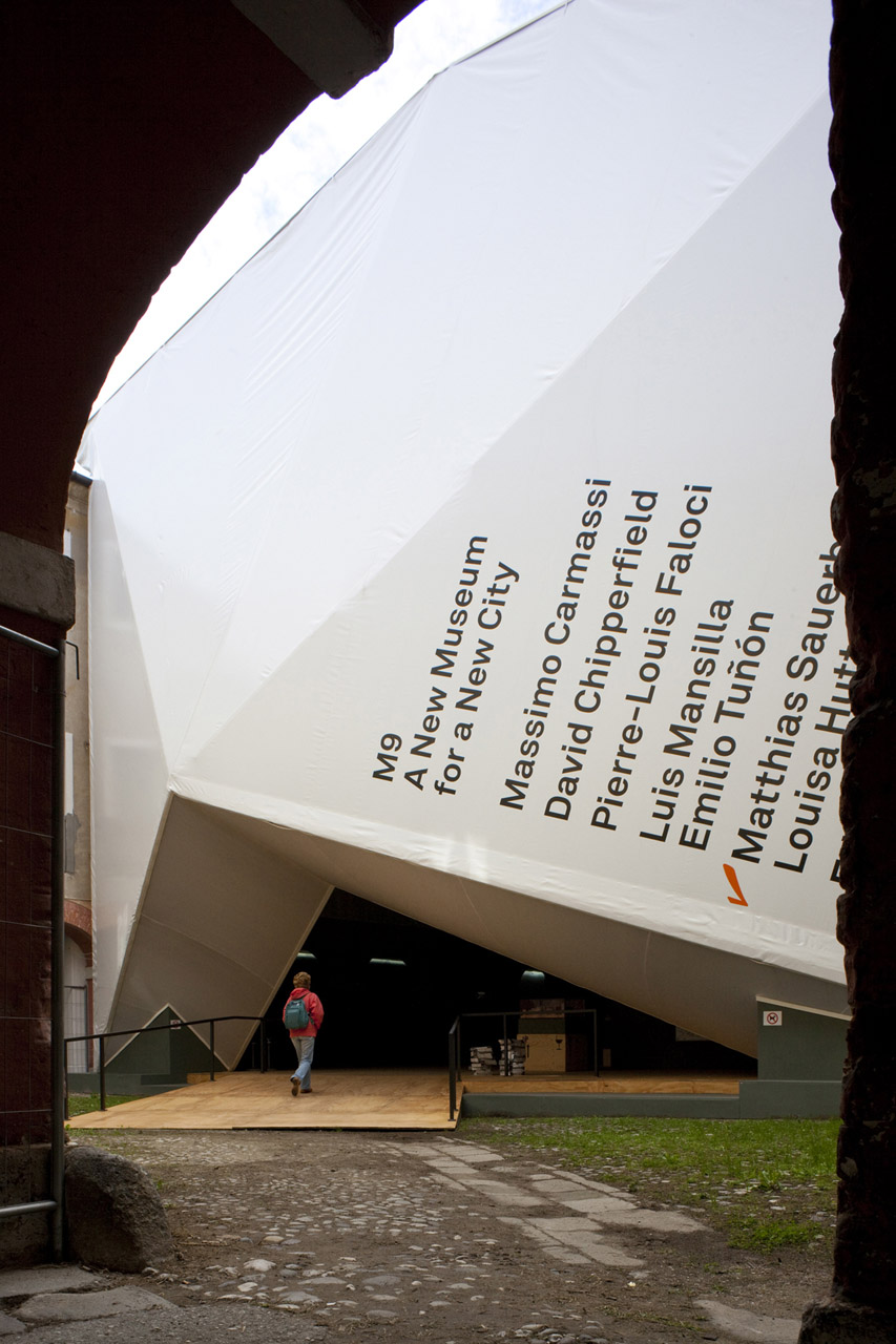  Temporary pavilion inside a cloister 
			-4