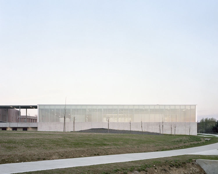 Vanille Gymnasium Raphaël Betillon et Guillaume Freyermuth Architects + CTV Architects-22