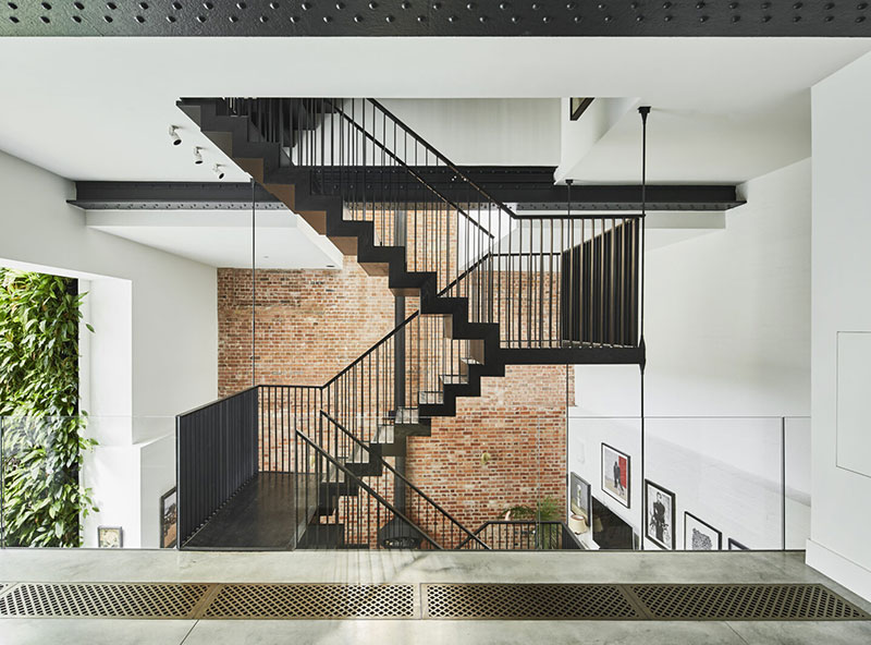 伦敦百年啤酒厂变身的工业风时尚家居-22