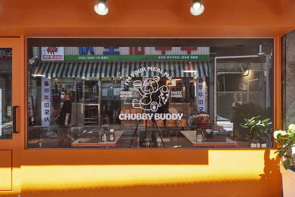 20 平米橙色亮点披萨店，打造极致室内空间-3