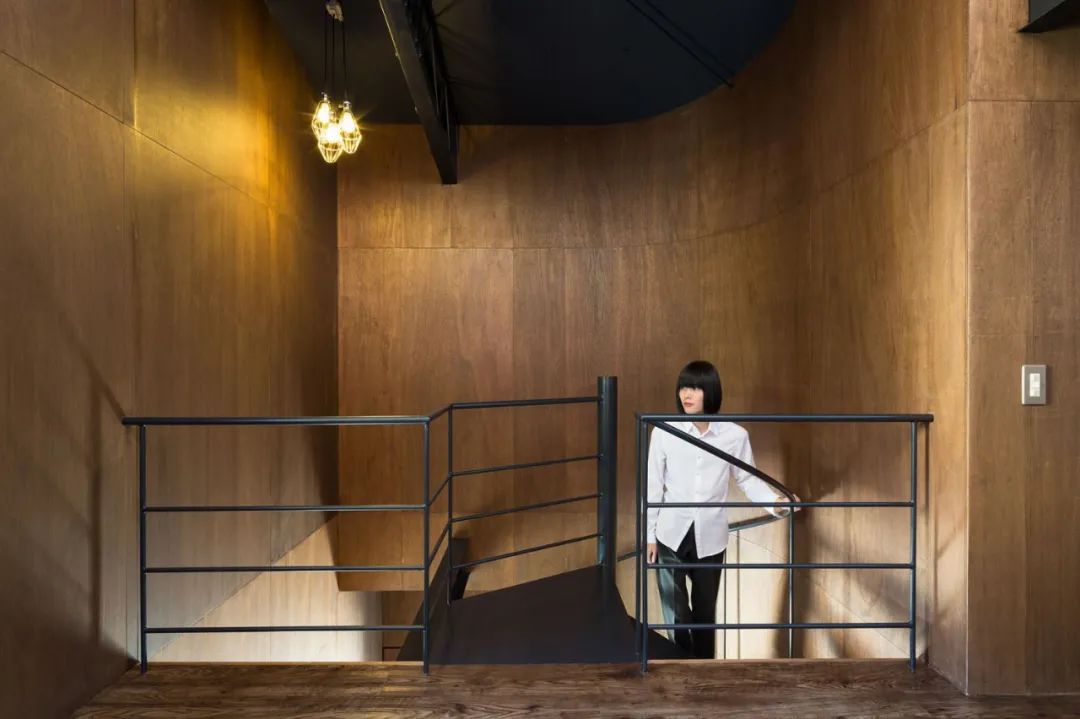 东京极简住宅 | 黑色天花板与钢结构元素-0