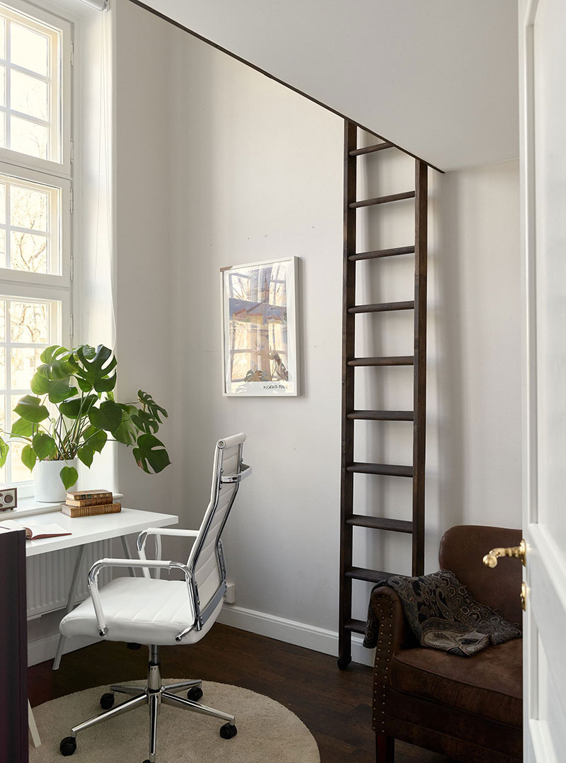 带有黑色家庭图书馆的斯堪的纳维亚式公寓(109 平方米)-24