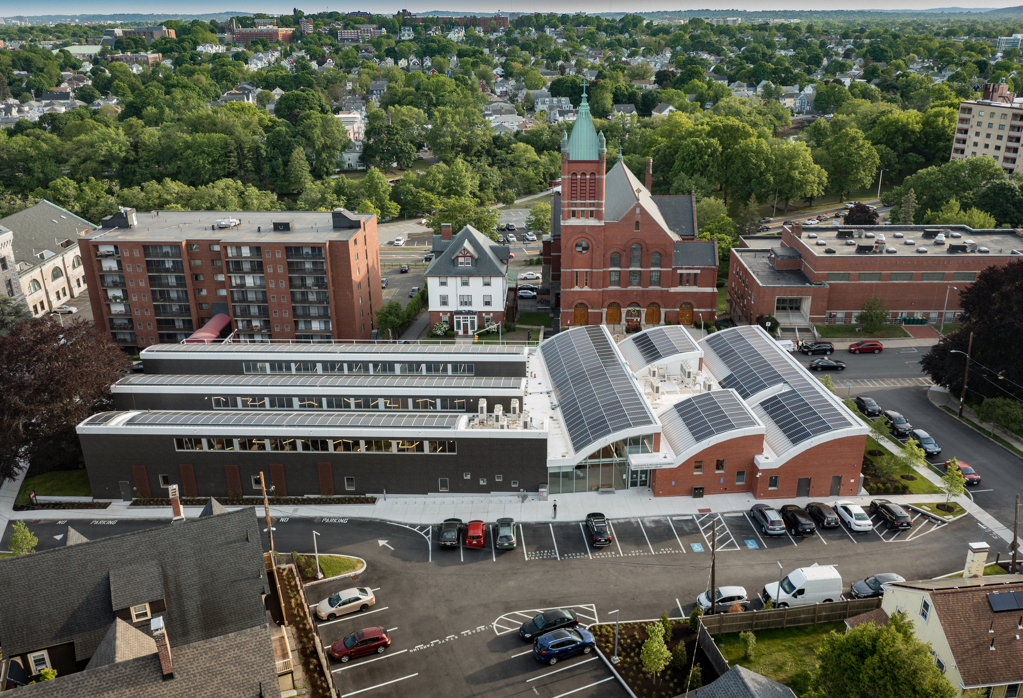 Charlotte & William Bloomberg Medford Public Library / Schwartz/Silver Architects-45