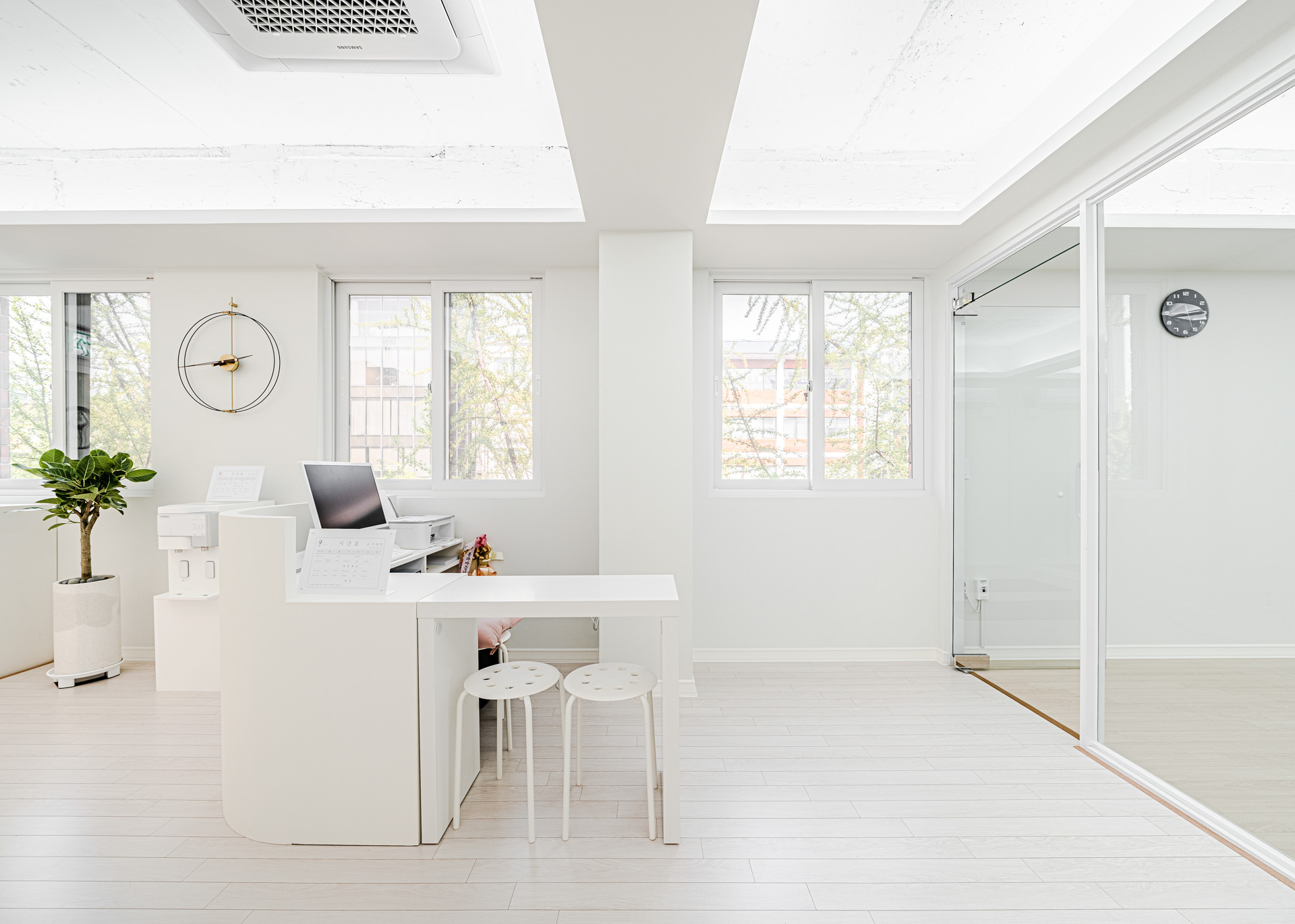 白色极简瑜伽馆 | 现代设计的完美体现-7