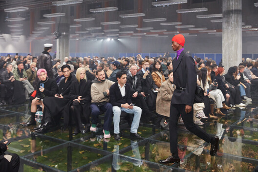 Prada 2024秋冬男装秀场设计丨AMO-34